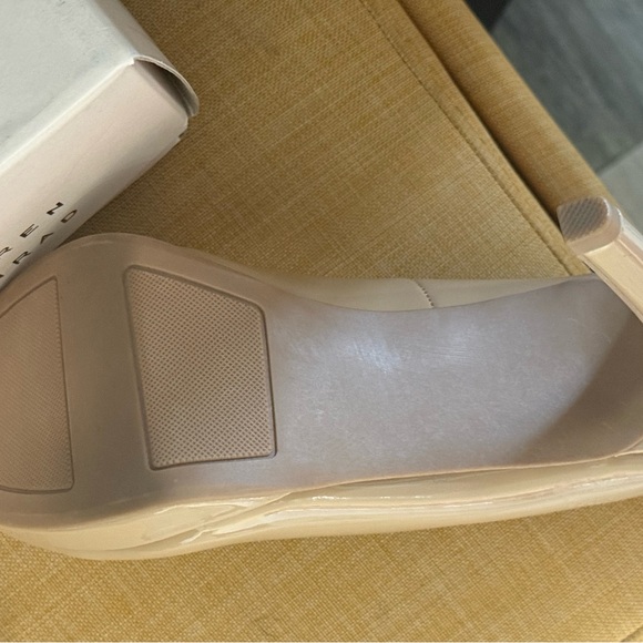 Sz 6- Nude colored patent heels - Picture 9 of 10